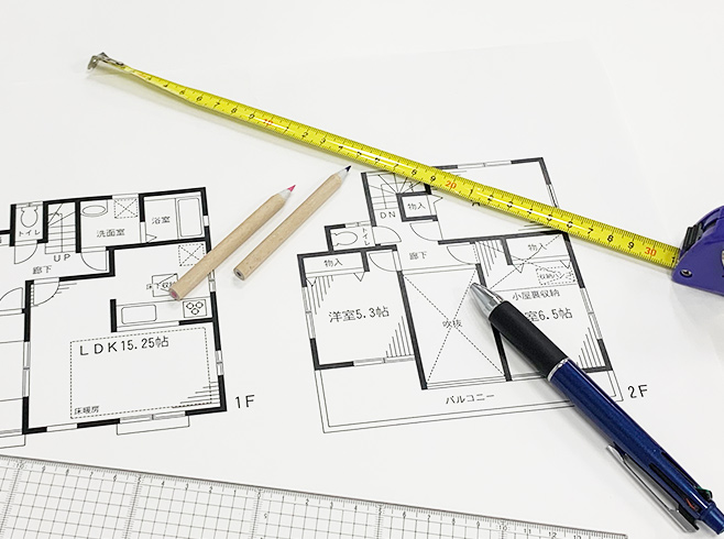 間取図とメジャーを用いて施工概要を確認するイメージ画像